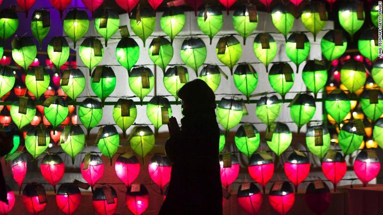 祈りをささげる仏教徒＝韓国・ソウル/Jung Yeon/AFP/Getty Images