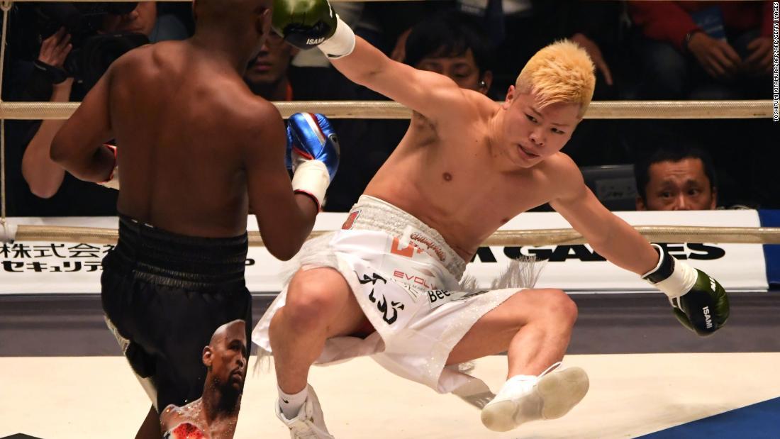 メイウェザーは１ラウンドに３度のダウンを奪った/TOSHIFUMI KITAMURA/AFP/AFP/Getty Images