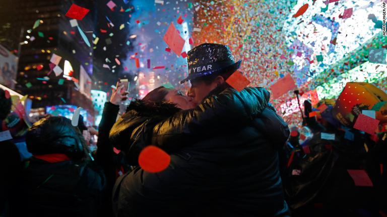米ニューヨークのタイムズスクエアで新年を祝う人々/Adam Hunger/AP