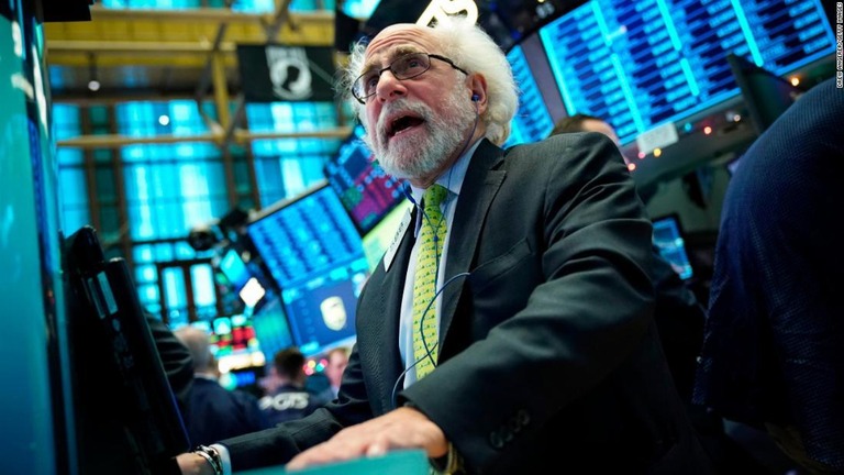 昨年の米株式市場の年間下落率は過去１０年で最悪となった/Drew Angerer/Getty Images