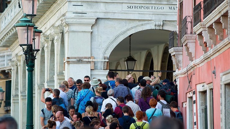 毎年約３０００万人の観光客が訪れるベネチア市が「訪問税」の導入を決めた/Marco Secchi/Getty Images Europe/Getty Images