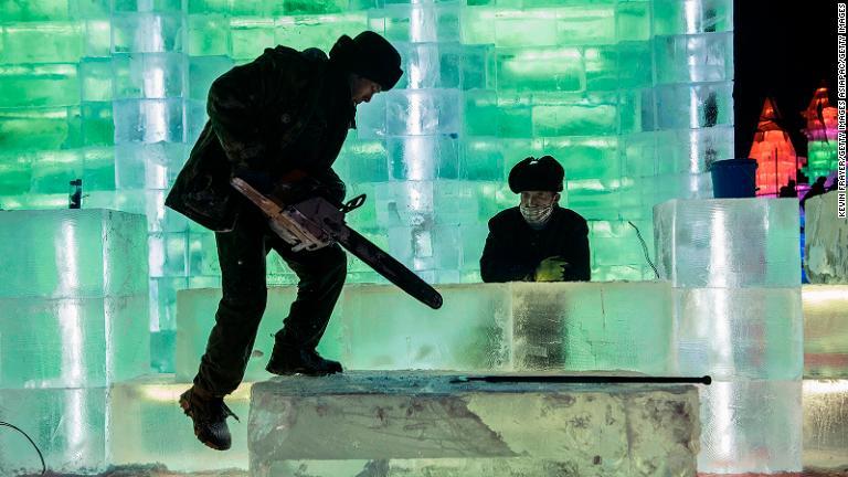 氷のかたまりを使った巨大な像が人気を集める/Kevin Frayer/Getty Images AsiaPac/Getty Images