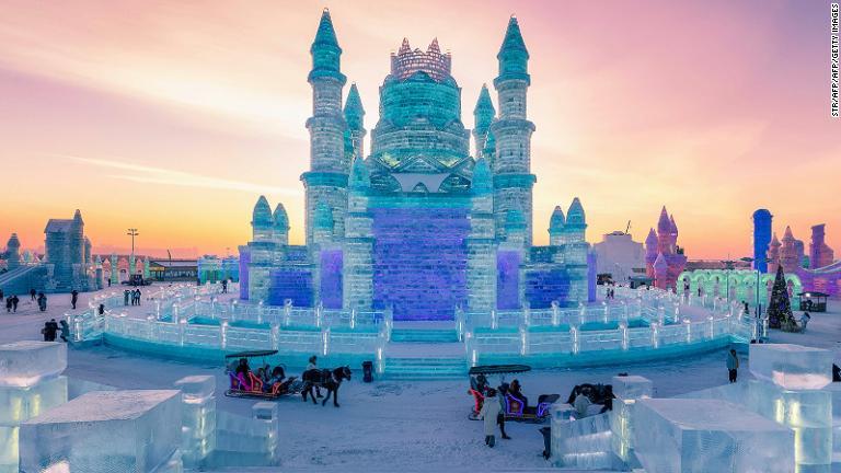 世界最大級の氷と雪の祭典「国際氷雪祭」が５日から始まる/STR/AFP/AFP/Getty Images