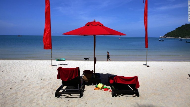 タイのビーチリゾートを台風が直撃する恐れがあるという/Paula Bronstein/Getty Images