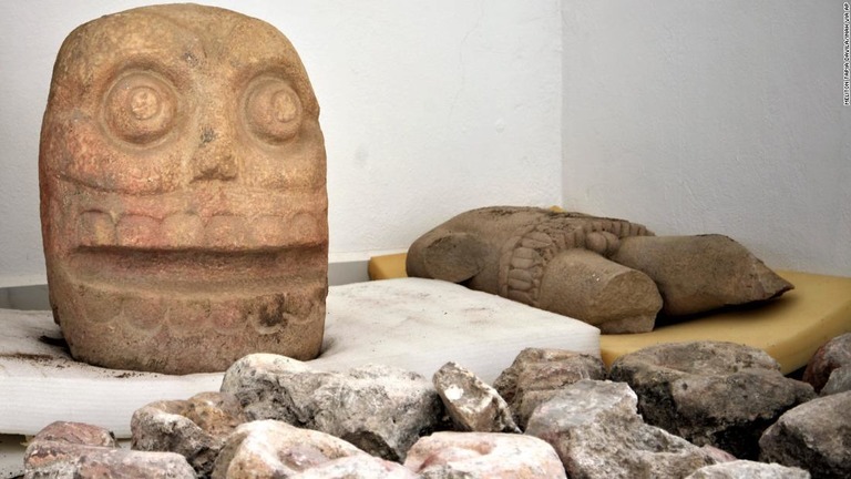 皮をはがれた生贄の神「シペ・トテック」がメキシコの遺跡で初出土した/Meliton Tapia Davila/INAH via AP