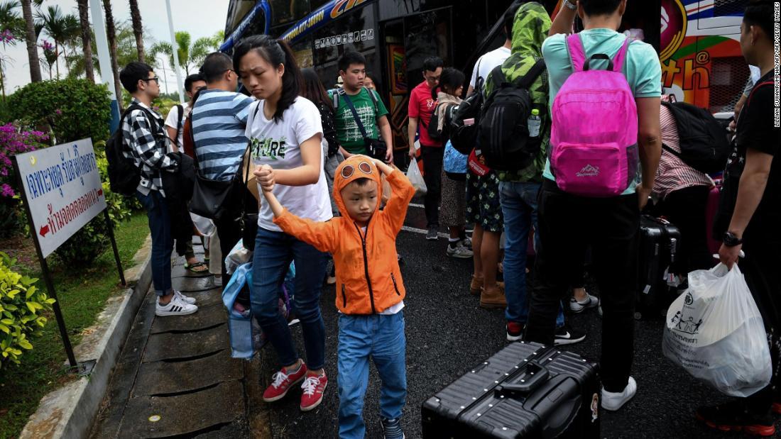 嵐による欠航で観光客も足止めを食う/LILLIAN SUWANRUMPHA/AFP/AFP/Getty Images
