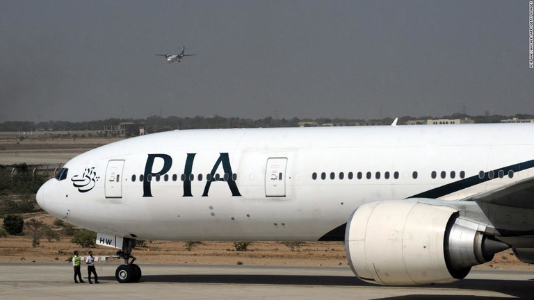 国営パキスタン航空が旅客機に搭乗する乗務員に対して体重制限を導入/ASIF HASSAN/AFP/AFP/Getty Images