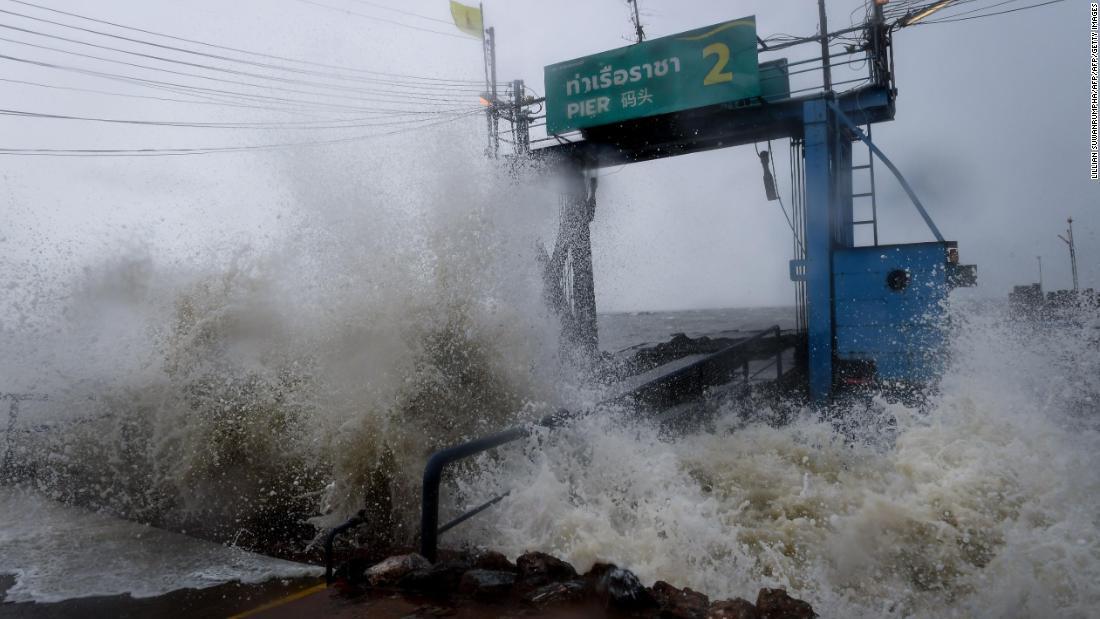 南部スラートターニー県の埠頭を波が襲う＝４日/LILLIAN SUWANRUMPHA/AFP/AFP/Getty Images