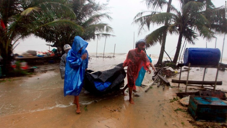 パクパナンで台風接近に備え海岸付近で撤去作業を行う住民＝４日/Sameth Panpetch/AP