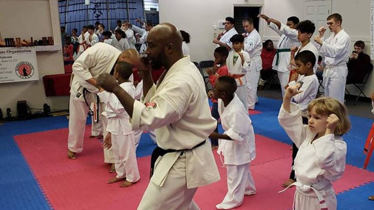 誘拐未遂の容疑者と戦ったランダル・エフライム氏（写真中央）/Courtesy Bushiken Karate Charlotte Dojo