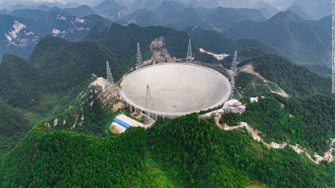 ２０１６年に完成した世界最大の電波望遠鏡/Xinhua News Agency/Xinhua News Agency/Xinhua News Agency/Getty Images