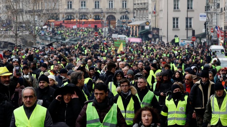 フランスでの全国規模のデモに計５万人が参加/Gonzalo Fuentes/REUTERS