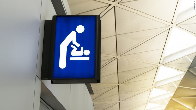 ニューヨーク州の公共施設に対し、男性トイレへのおむつ交換台設置が義務化された/Shutterstock