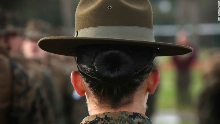 米海兵隊が全員女性の新兵から成る小隊の訓練を開始/Scott Olson/Getty Images