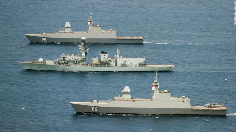 昨年１０月、マレーシアなどの艦船と南シナ海で演習する英軍艦船（中央）/Dan Rosenbaum/Royal Navy
