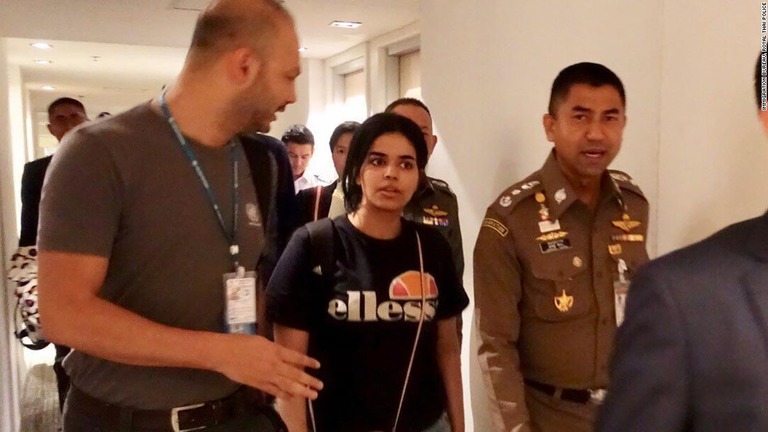 タイで拘束されたクヌンさん（中央）の難民ビザ発給の可否を豪政府が審査する/Immigration Bureau, Royal Thai Police