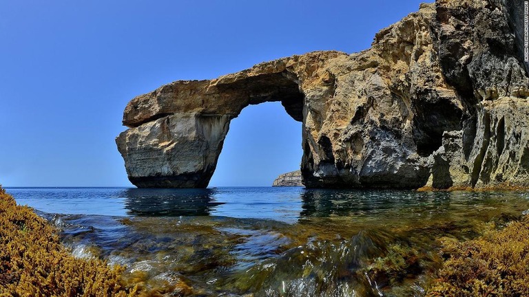 浸食で現在は失われたマルタの著名な岩石アーチ、アズール・ウインドウ/Sascha Steinbach/Getty Images