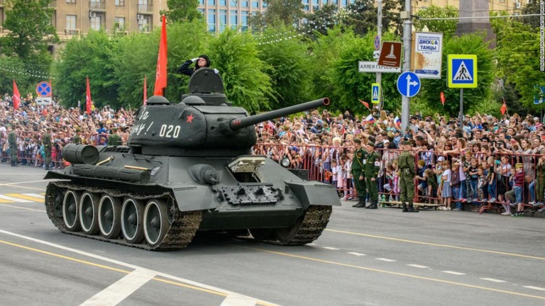 旧ソ連の主力戦車として投入された「Ｔ３４」型戦車/MLADEN ANTONOV/AFP/Getty Images