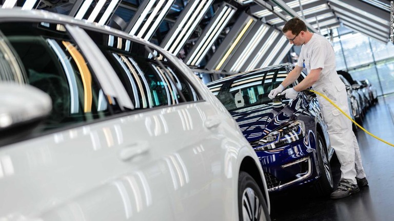 フォルクスワーゲンの昨年の自動車販売台数は１０８０万台だったが、電気自動車の販売は約１０万台にとどまった/Jens Schlueter/Getty Images