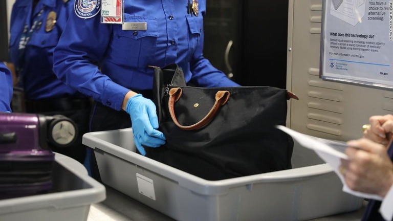 拳銃を携帯した乗客が米空港の保安検査を通過し、成田空港に到着していた/Spencer Platt/Getty Images