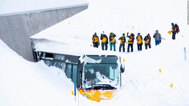 救助隊が雪崩に巻き込まれたバスを掘り出す様子＝スイス/GIAN EHRENZELLER/KEYSTONE/EPA-EFE