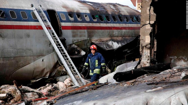 イランで軍所属の貨物輸送機が墜落した/Hasan Shirvani/Mizan News Agency via AP