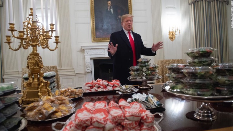 これぞ米国の国民食？　トランプ氏が大量のファストフードでゲストを歓待する/SAUL LOEB/AFP/AFP/Getty Images
