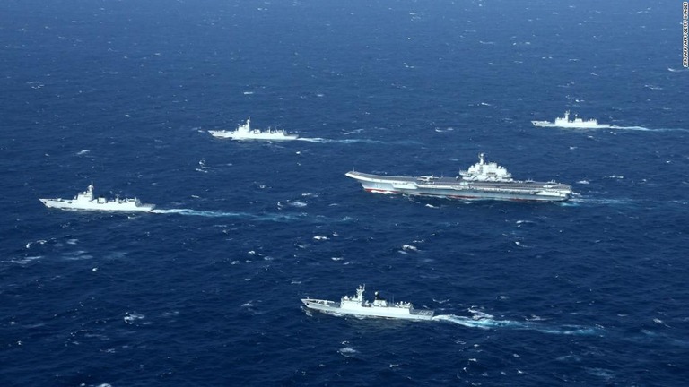隊列を組んで航行する中国海軍の艦船。台湾を念頭に軍の近代化を急いでいるとみられる/STR/AFP/Getty Images