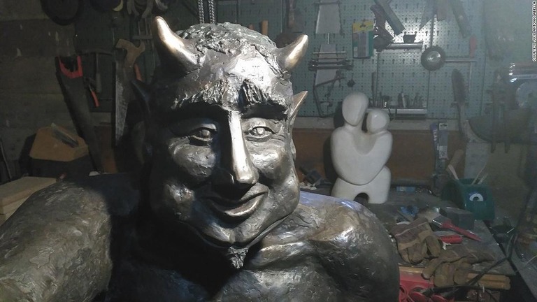 人懐っこい笑顔を浮かべた悪魔の像の設置を巡り、論争が巻き起こっている/Courtesy José Antonio Abella