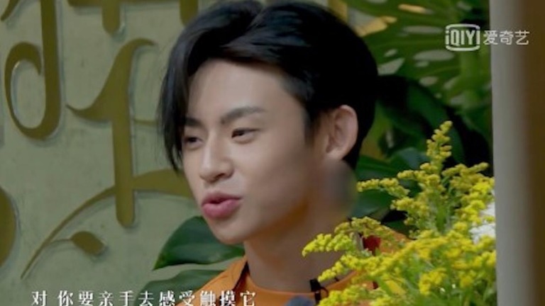 中国の番組「小姐姐的花店」で耳たぶ部分にぼかしが入った出演者/Screengrab/Weibo