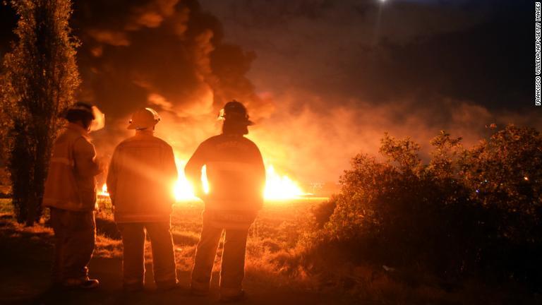 爆発現場に派遣された消防隊＝１８日/Francisco Villeda/AFP/Getty Images