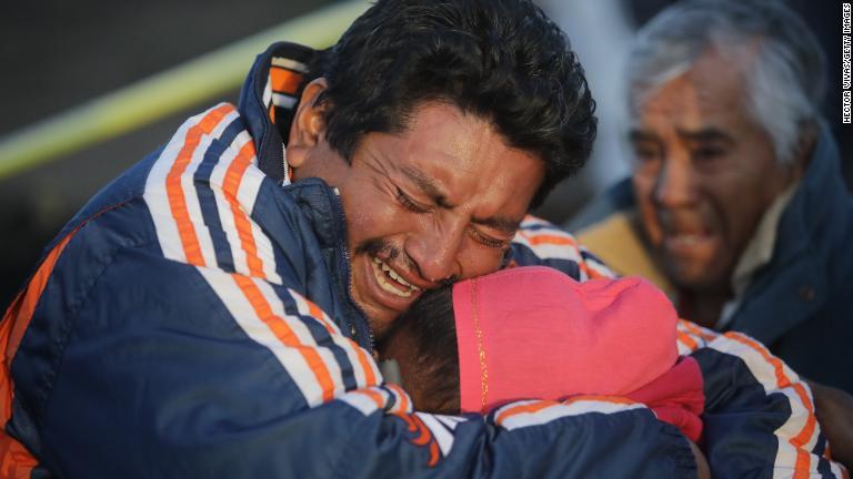 親類の遺体を確認して涙を流す男性＝１９日/Hector Vivas/Getty Images