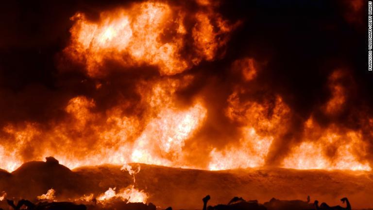 ガソリン輸送のパイプラインが爆発、炎上した＝メキシコ中部イダルゴ州/Francisco VilledaAFP/Getty Images