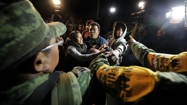行方不明者の捜索を求める人々＝１９日/Hector Vivas/Getty Images