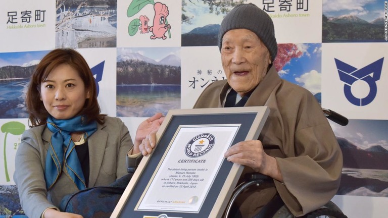 ギネスの認定証を受け取る野中正造さん＝２０１８年４月１０日、北海道/JIJI PRESS/AFP/Getty Images