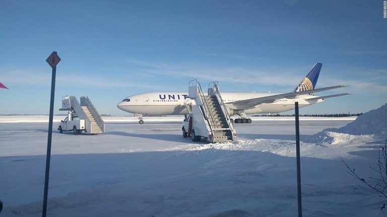 極寒の中で地上待機を余儀なくされたユナイテッド航空機/Lloyd Slade