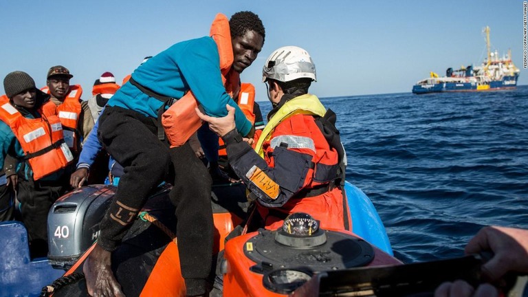 リビア沖では、生存者４７人が救助された/FEDERICO SCOPPA/AFP/Getty Images