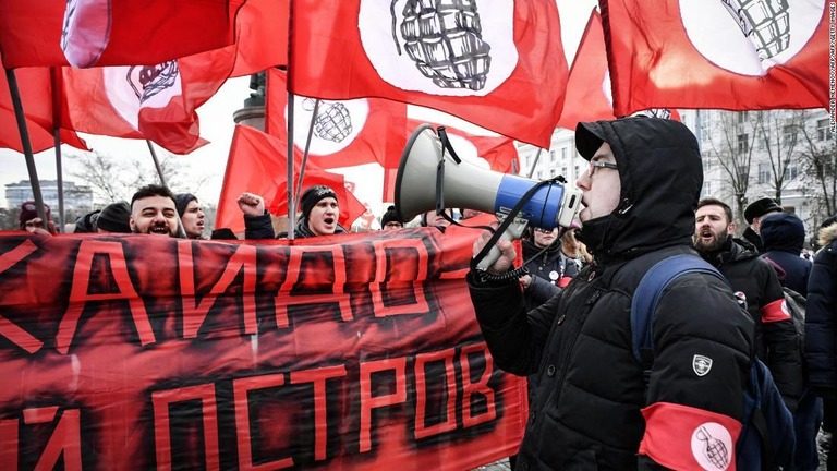 交渉をやめるようロシア政府に要求する人々＝２０日、モスクワ/ALEXANDER NEMENOV/AFP/AFP/Getty Images