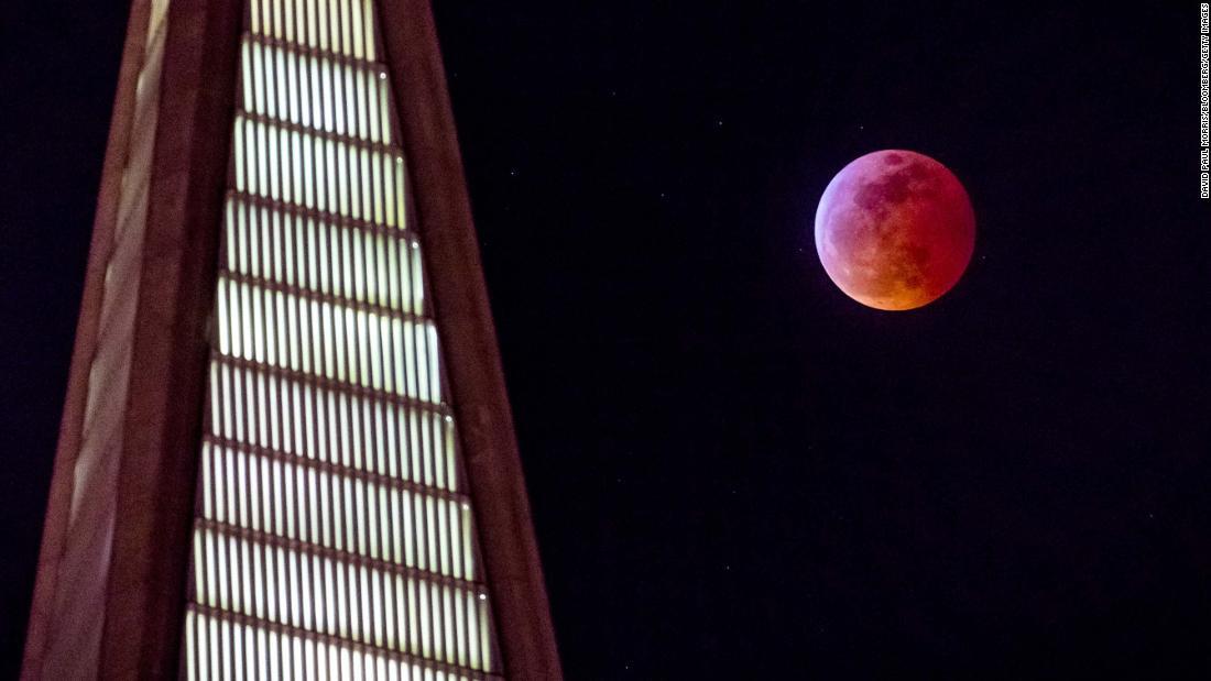 米サンフランシスコの超高層ビル「トランスアメリカ・ピラミッド」の横に皆既月食/David Paul Morris/Bloomberg/Getty Images