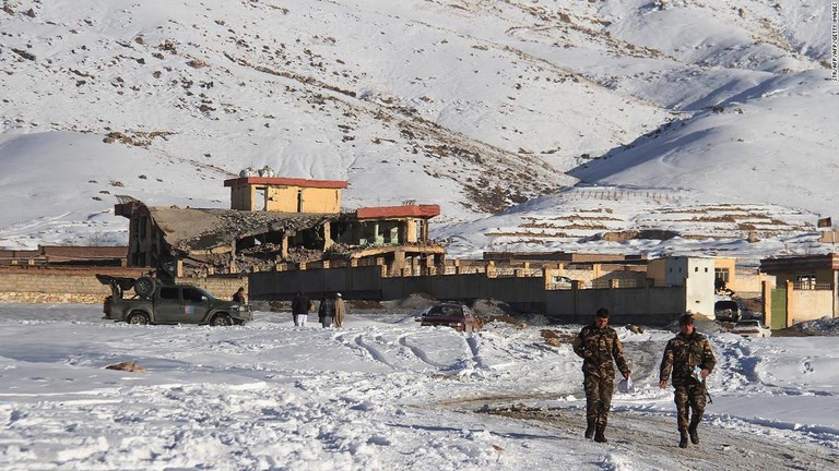 アフガニスタンの基地で自爆テロがあり、死傷者が出た/STR/AFP/AFP/Getty Images