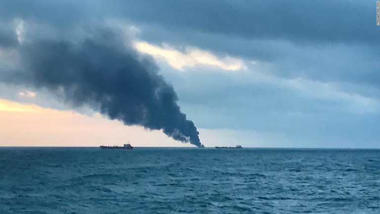 船舶から煙が立ち上る様子＝２１日、ケルチ海峡/STRINGER/REUTERS