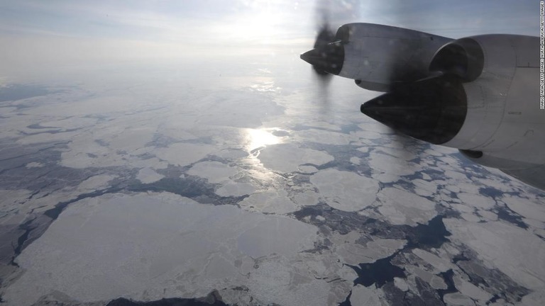 グリーンランドで観測される氷の融解は予想以上の速さで進んでおり、「手遅れ」の状態に陥っている可能性がある/Mario Tama/Getty Images North America/Getty Images