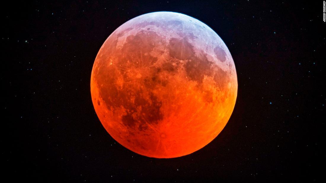 ノースカロライナ州ステッドマンで撮影された皆既月食＝２１日/Johnny Horne/AP