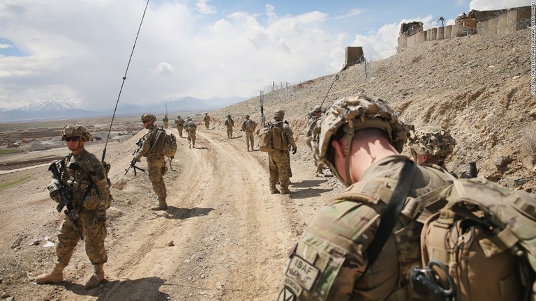 アフガンでパトロールにあたる米軍。戦闘により米兵１人が死亡した/Scott Olson/Getty Images AsiaPac/Getty Images