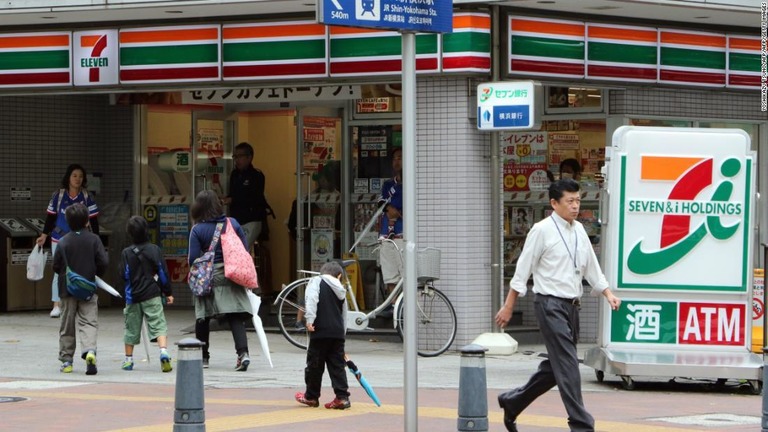 日本のコンビニ大手が成人向け雑誌の販売を中止する/YOSHIKAZU TSUNO/AFP/AFP/Getty Images