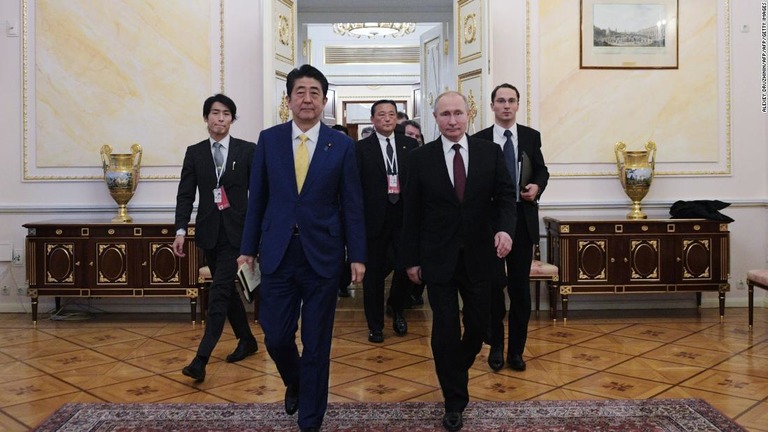 安倍晋三首相（左）とロシアのプーチン大統領がモスクワで会談した/ALEXEY DRUZHININ/AFP/AFP/Getty Images