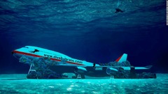 海に沈めたボーイング機を探検、バーレーンが「海底テーマパーク」構想