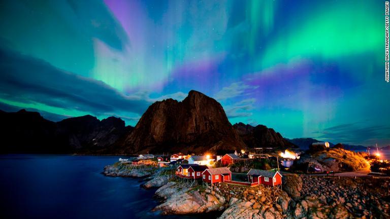 オーロラの迫力に圧倒されるノルウェーのロフォーテン諸島/Jonathan NackstrandAFP/Getty Images