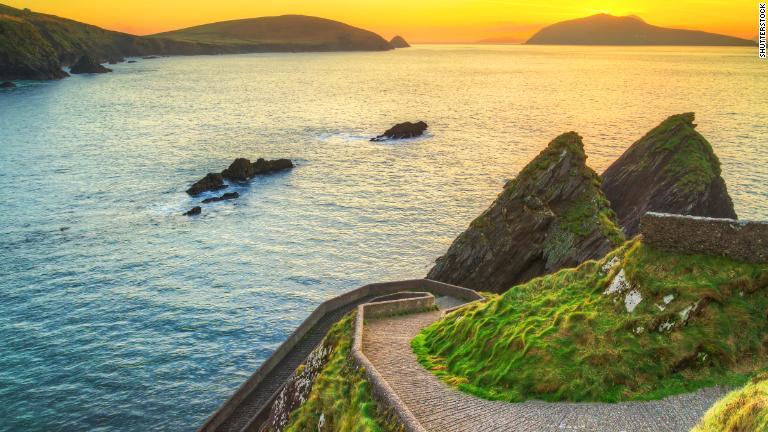アイルランド南西部のディングル半島は、登山やサーフィン好きにはまさに天国のような場所/Shutterstock