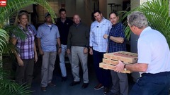 ブッシュ元大統領、無給の警護陣にピザ配る